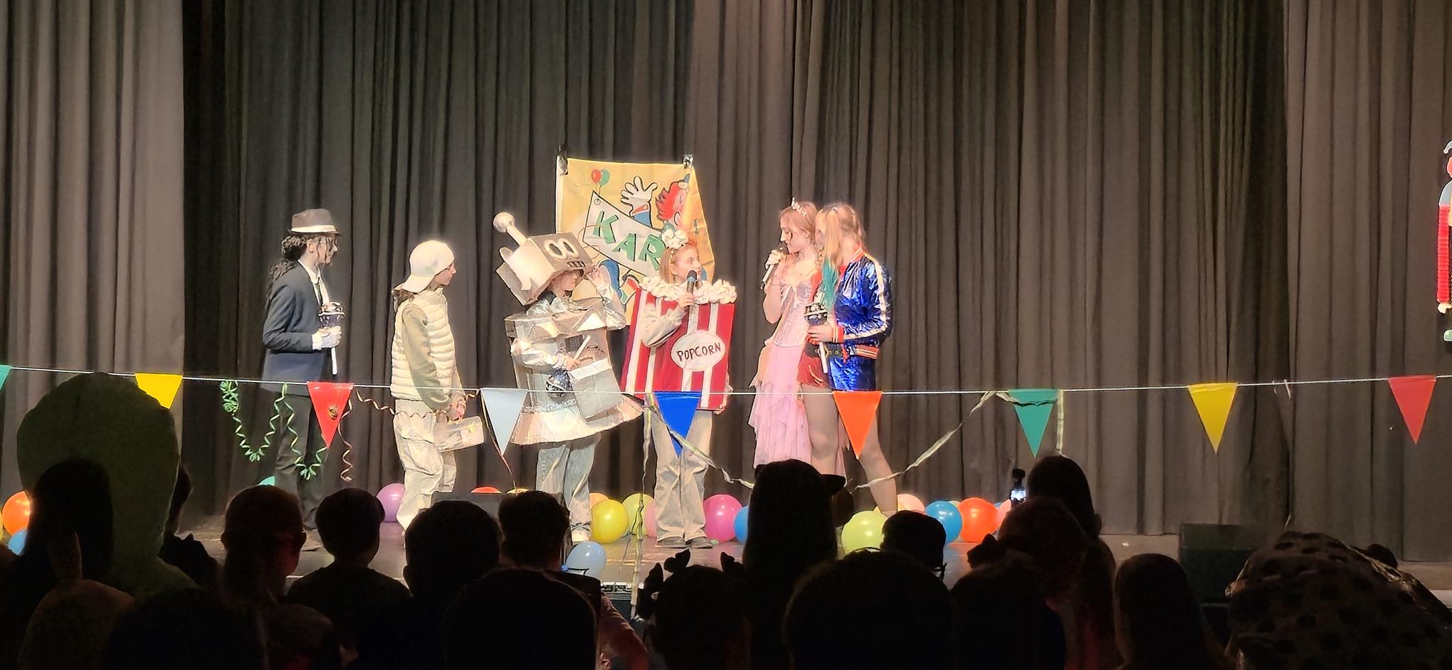 Fröhliche Karnevalsfeier in der Aula der Gesamtschule Am Lauerhaas